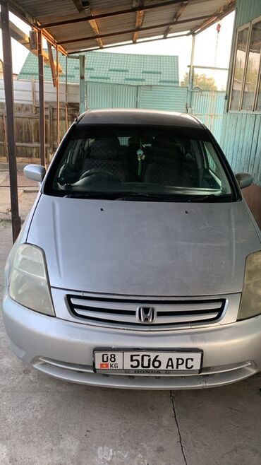 запаска для авто: Серебристый минивэн Honda Stream, предназначенный для перевозки