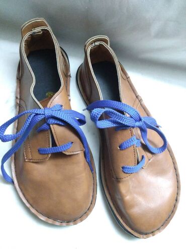 ženske cipele clarks: Zenske cipele braon br.39,gaziste oko 26 cm.vestacka koza,sirok kalup