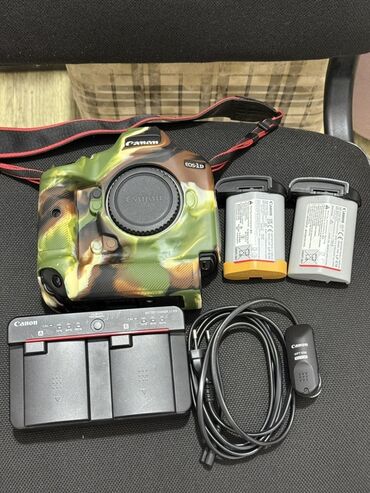 Fotokameralar: Canon EOS-1D X Mark III professional DSLR gövdə. Canon 24-70mm F2.8 — 12