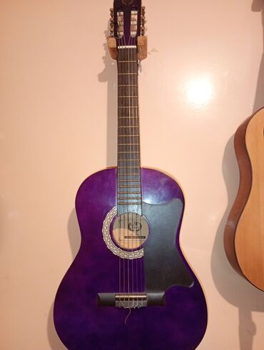 gitar: Bənövşəyi rəngdə, 6 simli akustik gitara. Ön hissəsində qara rəngli