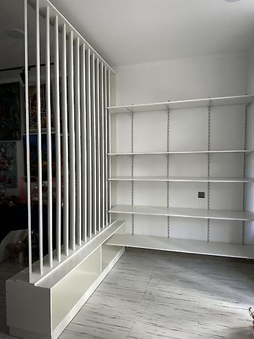 Rəflər: Ağ rəngdə modul divar rəfi və otaq bölücü panel dəsti - Minimalist — 1
