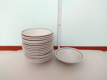 Другие товары для кухни: Продаю: 1. Блюдо глиняное, диаметр 36 см., цена 200 сом; 2. Тарелки — 5