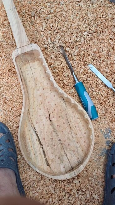 Комузы: Оруктон жасалган комуздар жана кылкыяктар сатылат, уста озу комузчу — 14