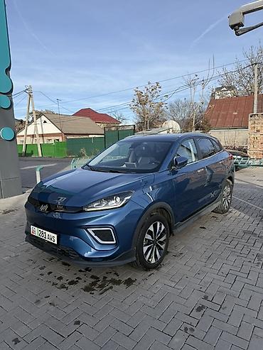 Другой электротранспорт: Электромобиль компактного класса (кроссовер) синего цвета. Кузов и — 5