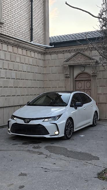 Toyota: Toyota Corolla – sedan, ağ rəng, qara dam aksenti ilə. Texniki və — 9