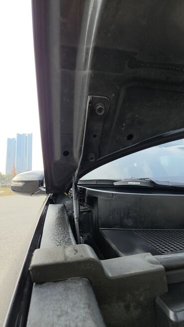 Другие детали кузова: Кроссовер (черный) — 5‑дверный, просторный багажник и салон. Основные — 3