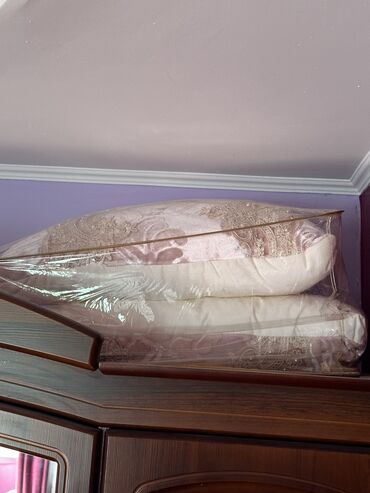 доставка постельного белья: Одеяло и две подушки в новом состоянии