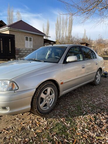 Toyota: Toyota Avensis: 2002 г., 1.6 л, Механика, Бензин, Седан