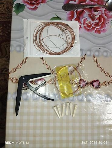 Гитары: Акустическая гитара с вырезом (cutaway), форма корпуса Dreadnought — 11