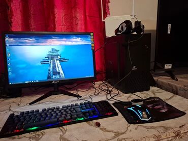 Аксессуары для ПК: Bu dəstə bir masaüstü kompüter, klaviatura, siçan, qulaqlıq və monitor