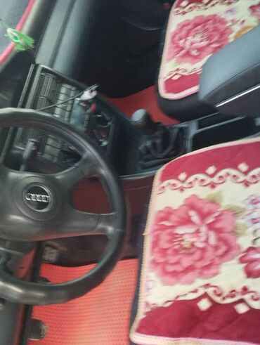 Audi: Красный седан Audi 100 с характерной решеткой радиатора с четырьмя — 6