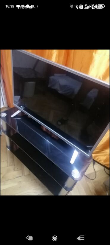 Bicikli za odrasle: TV sto ili polica staklena neostecena kao nova je
 Mirjevo — 17