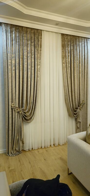 Pərdə və tüllər: Pərdələr otağa zəriflik və rahatlıq gətirir. Klassik üslubda dizayn — 21