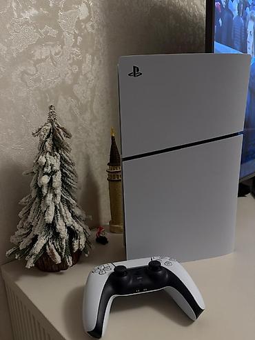 ps5 aksesuar: PlayStation 5 oyun konsolu - Rəng: ağ/qaranlıq elementlərlə iki tonlu — 1