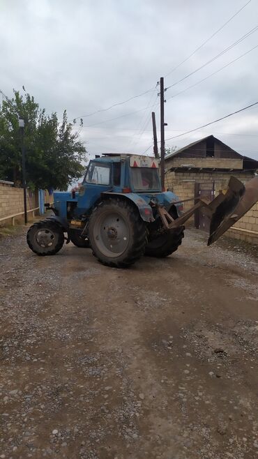 Traktorlar: Mavi rəngli MTZ tipli kənd təsərrüfatı traktoru. Texniki xüsusiyyət — 16