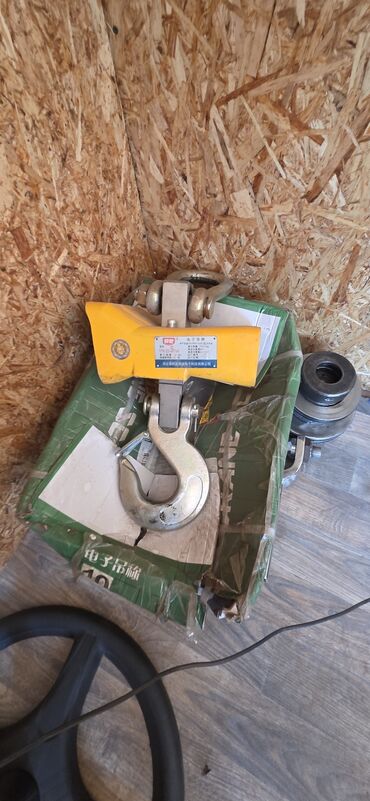 маленький сейф: Продаю весы крановые весы продаю продам весы подвесные 5 тон тон10