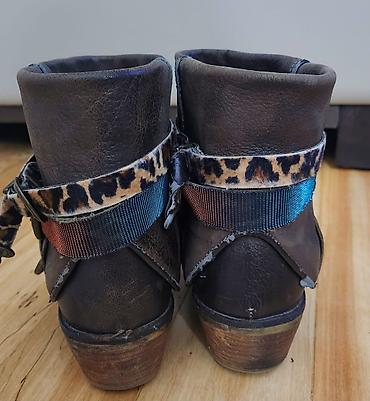 jordan 4 black cats: Ženske kožne gležnjače, tamno braon boje, sa niskom blok potpeticom i — 4