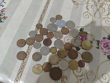 Müxtəlif ölkələrə aid sikkələr toplusu. hamsi satlir qiyməti razılaşma