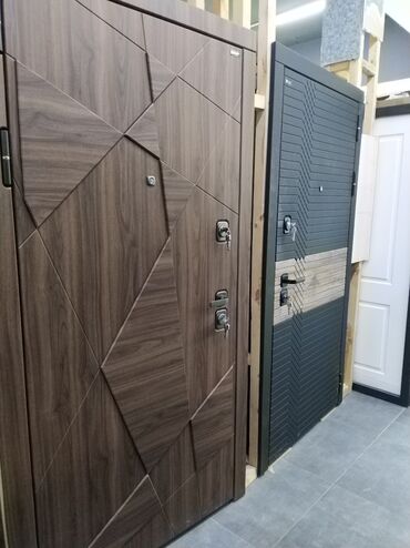 Tavan: Taxta teksturalı boz rəngli metal qapı. Qapının dizaynı romb formalı