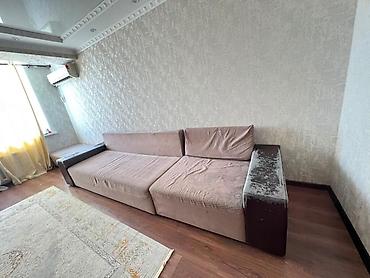 sofa: Прямой диван с широкой посадкой и низкими подушками-спинками. - — 1
