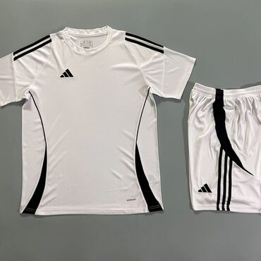 İdman formaları: Ağ rəngli Adidas futbol forması dəsti. Dəstə qısaqol köynək və şort