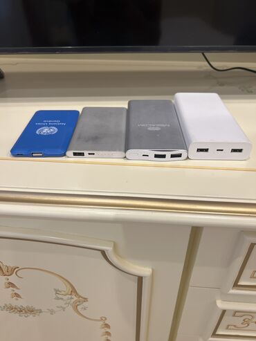 зарядные устройства для телефонов laut: Продаю 4 powerbank, на 20,000 mAh, 10,000mAh и 5000 mAh. Хорошо