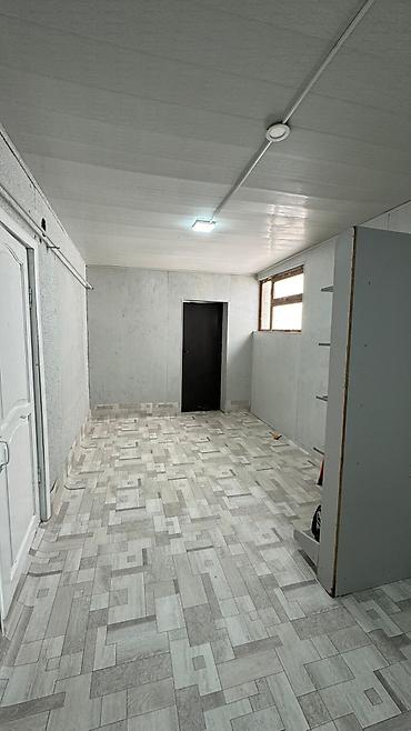 Аренда помещений свободного назначения: Сдаю времянку Что внутри: - Коридор с отделкой светлыми панелями и — 9