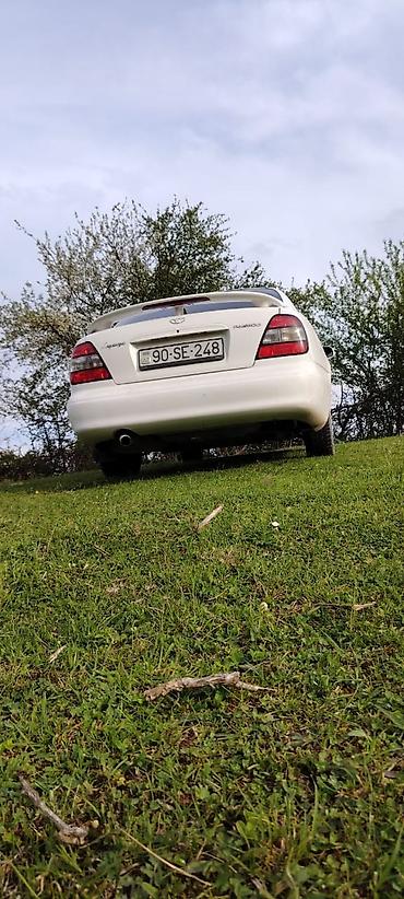 Daewoo: Daewoo Leganza, ağ rəng, sedan. Ön tərəfdən geniş xrom radiator — 5