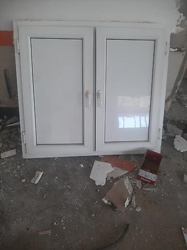 - İkiqat PVC pəncərə: ağ rəngli, iki açılan qollu, qapaqlı panel şüşə