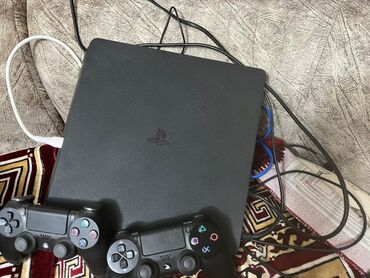 продам динамики: Продаю Playstation 4 прошитую слим на 500 гб с 2 джойстиками и со