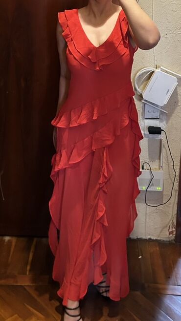 Ziyafət donları: Qırmızı maxi don - Stil: Romantik, axıcı kəsimlə - Yaxa: V-yaxa -