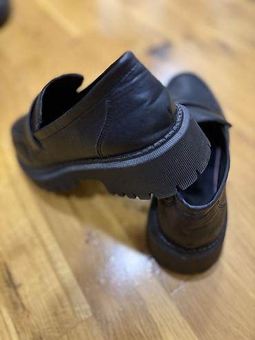 amor: Qara loafer ayaqqabı - Stil: Klasik penny loafer dizaynı, üst hissədə — 2