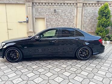 smart avtomobil: Mercedes-Benz C‑Class sedan, qara rəng, AMG üslublu eksteryer paketi — 10