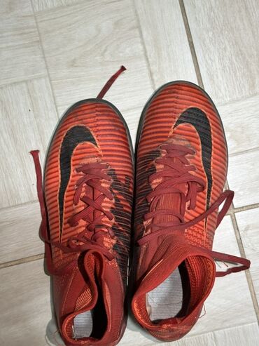футбольный бутс: Футбольные бутсы для игры в зале от Nike, модель Mercurial