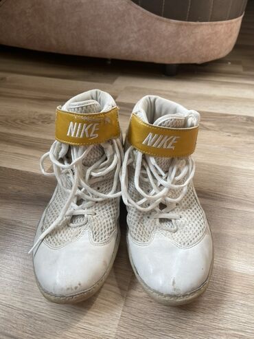 женские костюмы юбка и пиджак: Кроссовки, 39, Nike, Б/у, цвет - Белый, Самовывоз