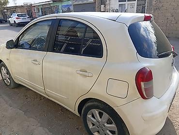 Nissan: Nissan Micra hetçbek avtomobil. Ağ rəngli кузов, 5 qapılı kompakt — 4