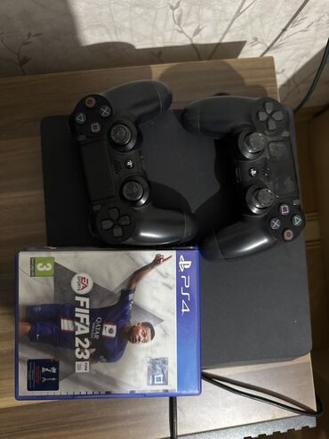 ps4 controller baku: PlayStation 4 (PS4) oyun konsolu, iki ədəd DualShock 4 oyun idarəetmə
