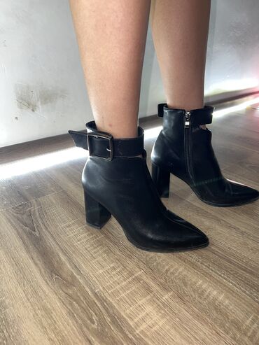 Женская обувь: Ботинки и ботильоны 37, цвет - Черный