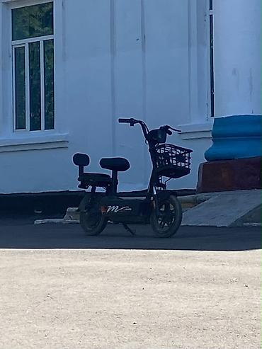 Электровелосипед компактного городского формата с корзиной спереди и