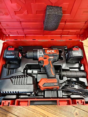 brushless: Аккумуляторная ударная дрель-шуруповерт DCK 18 В (бесщеточная) — 1