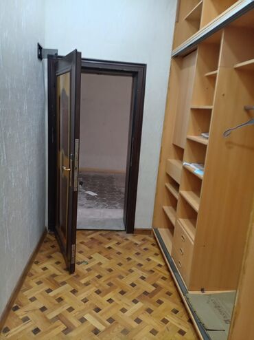 Köhnə tikili: 1 - ci məhəllə 4/2 - mərtəbəsində 3 otaqlı yol qırağı kmbisi var polı — 4