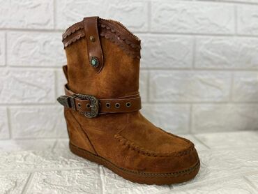 Čizme: 36 do 41
2850

din.
Extra kvalitet — 17