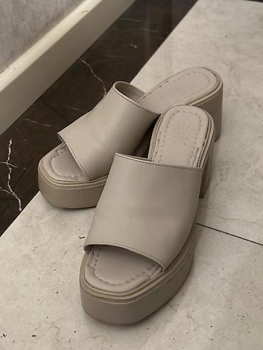 Qadın üçün platformalı açıq burunlu tərtibatlı terk-sandalet - Rəng lalafo.az -da Qadın üçün platformalı açıq burunlu tərtibatlı terk-sandalet - Rəng