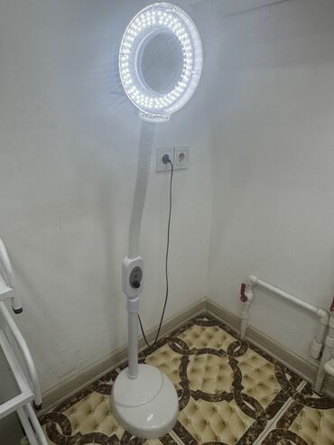 Mücrülər: Döşəmə tipli bu lampa kosmetoloji prosedurlar, dırnaq dizaynı və ya