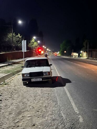 купить багажник на крышу авто в бишкеке: Белый седан Лада 2107. Автомобиль имеет классический дизайн кузова