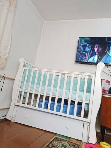 Манежи-кровати: Детский манеж кровать состояние 9/10 ! стульчик для кормления в