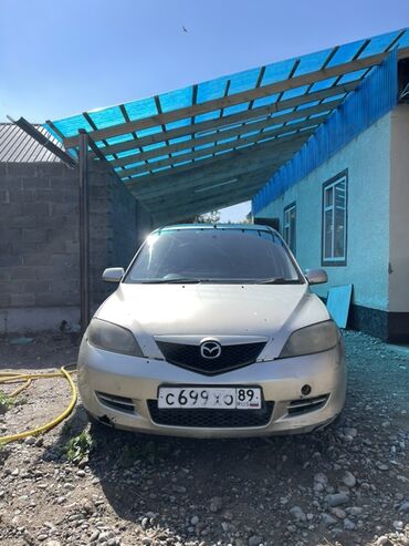 срочно в связи с переездом: Хэтчбек Mazda Demio серебристого цвета, оснащенный автоматической