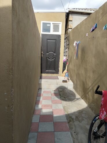 частные дома в баку продажа: 2 otaqlı həyət evi - Giriş: Hündür hasarlı həyət, pilləkənli giriş