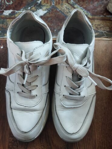 обувь белая: Продаю 1000 сом, пекин, размер 39