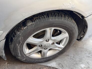 маленькая машина: Седан Mitsubishi Lancer серебристого цвета с классическим дизайном